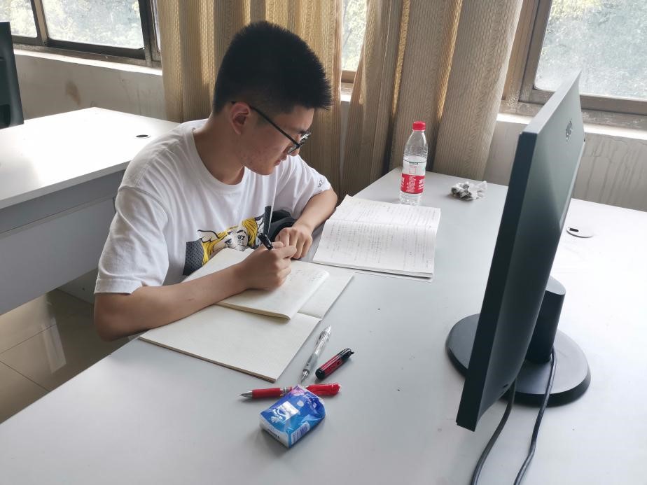 (图为2017级学生在电气院304教室自习)