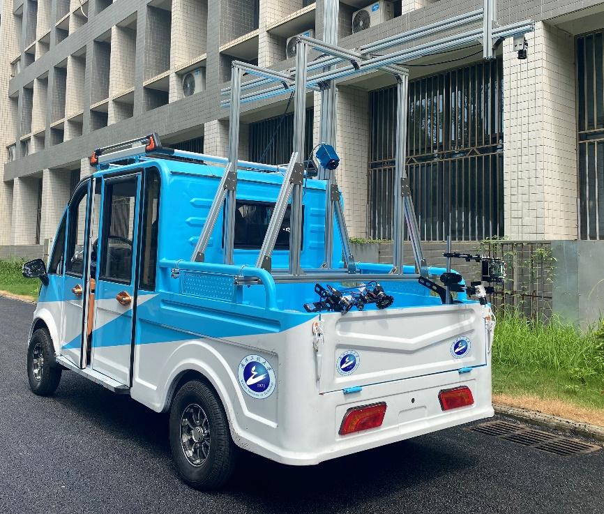 图7 我校自主研制的道路缺陷/机场路面异物检测车